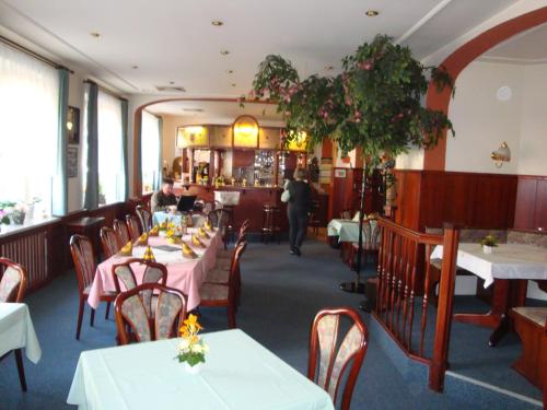 Restavracija oz. druge možnosti za prehrano v nastanitvi Goldener Löwe Triebes