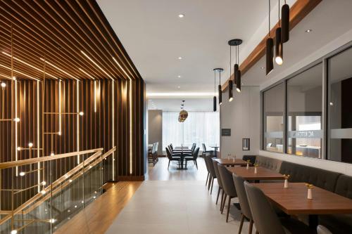 Ein Restaurant oder anderes Speiselokal in der Unterkunft AC Hotel by Marriott Ottawa Downtown 