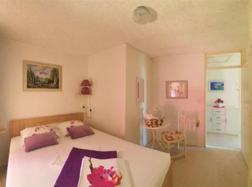 Katil atau katil-katil dalam bilik di Beach House - 2m from beach