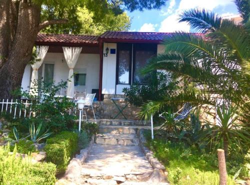 Beach House - 2m from beach
