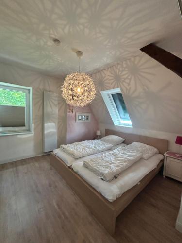 Ένα ή περισσότερα κρεβάτια σε δωμάτιο στο Altes Zollhaus Burgstaaken Fehmarn