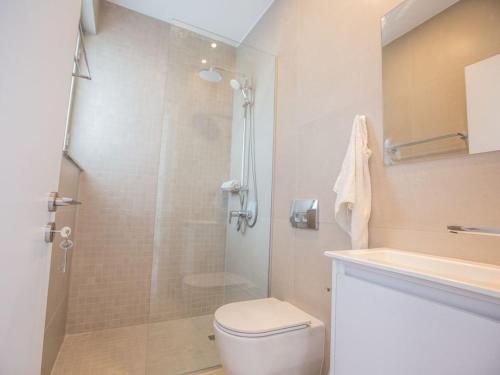 ein Badezimmer mit Dusche, Toilette und Waschbecken in der Unterkunft Villa Panemorfi - Luxury Brand New 3 Bedroom Protaras Villa With Private Pool in Protaras