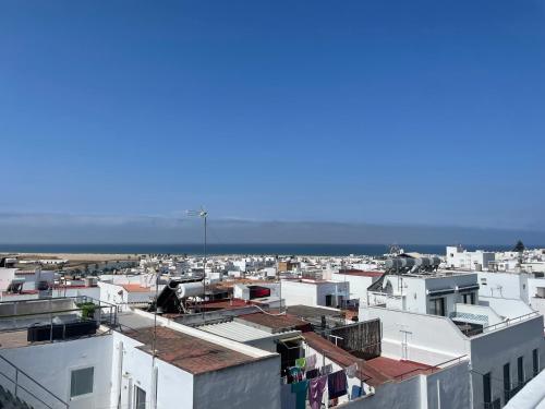 コニル・デ・ラ・フロンテーラにあるHostal Maliaの建物の屋根と海の景色を望む