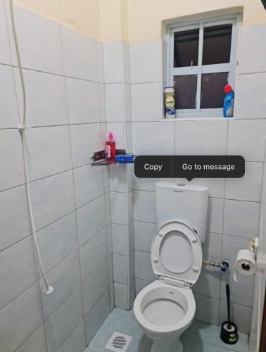 GatungaにあるMillyJayのトイレと窓のあるバスルーム