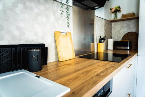 - une cuisine avec un comptoir et un plateau/bouilloire dans l'établissement Belle villa spacieuse et tranquille, à Saint-Nazaire