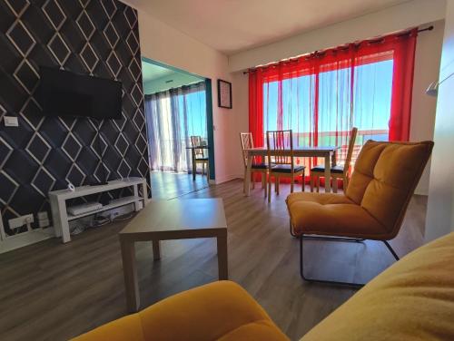ein Wohnzimmer mit Couch und Tisch in der Unterkunft Le Bury Agréable studio avec garage et superbe vue in Angoulême