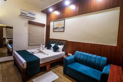 a hospital room with a bed and a blue couch at Vedika Hotel Restaurant & Banquet in Rānchī