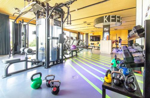 Pusat kecergasan dan/atau kemudahan kecergasan di thecamp Hôtel & Lodges - Aix en Provence