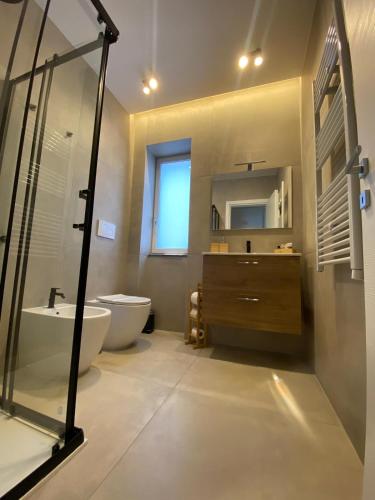 a bathroom with a tub and a sink and a toilet at B&B Cozzolino House's in Ercolano