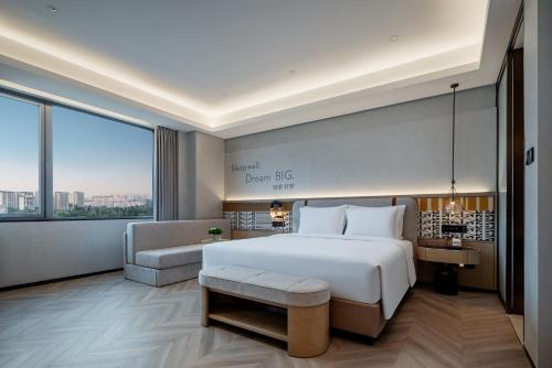 Postel nebo postele na pokoji v ubytování EVEN Hotel Yining