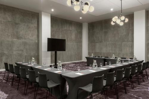 a conference room with a long table and chairs at Kimpton Everly Hotel Hollywood by IHG in Los Angeles