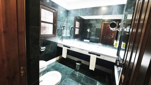 Ένα μπάνιο στο Sercotel Palacio de los Gamboa