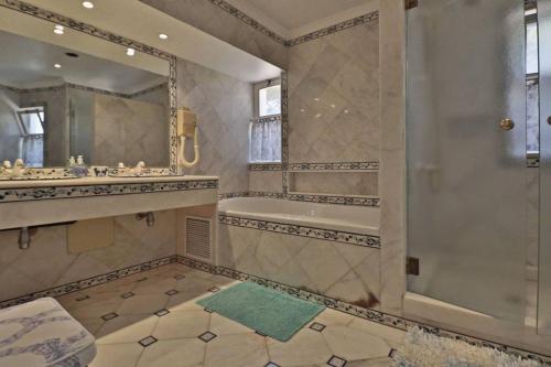 Bilik mandi di Villa Vale Do Lobo 409 Beautiful 5 Bedrooms Heated Pool Short Walk To The Praca