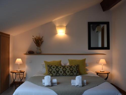 - une chambre avec un grand lit et 2 lampes dans l'établissement Hôtel Restaurant Petra Cinta, à Barcaggio