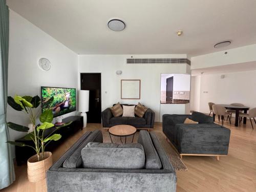 2 Bed Apartment in La Riviera Tower, Dubai Marina near Metro and Mall, 12-min walk to JBR Beach! photo 2