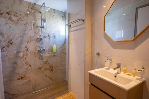 Et badeværelse på Costa Angela Seaside Resort