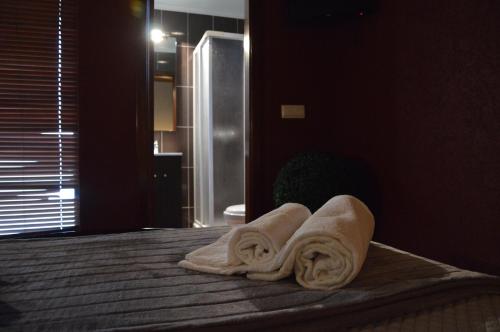 a pair of towels sitting on a bed in a bedroom at Casa Vale Quintao in Geres