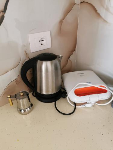 a tea kettle and a toaster on a counter at SeaBreeze Apartments in Golem