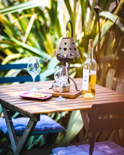 - une table avec une bouteille de vin et des verres dans l'établissement Belle villa spacieuse et tranquille, à Saint-Nazaire