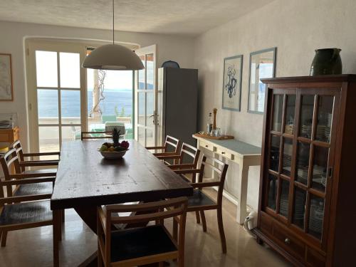 a kitchen and dining room with a table and chairs at Villa Tramonto in Sutivan