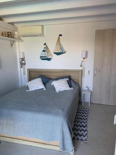 a bedroom with a bed with two pillows on it at Villa Surf Ponti in Póndi