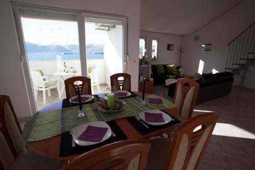 Penthouse Duplex Apartment Anna - 4 bed 3 bath - Seaview - Free Parking - Beach and Restaurants 250m - Ciovo and Trogir - 15 minutes to Airport