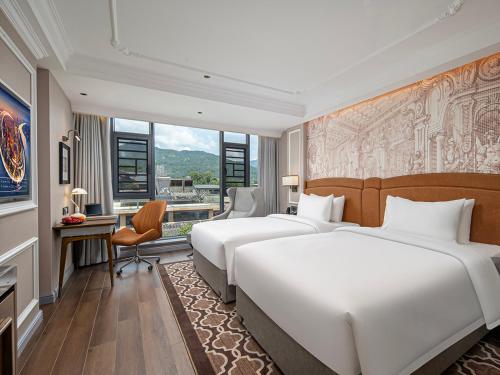 Ein Bett oder Betten in einem Zimmer der Unterkunft Vienna International Hotel--Free Shuttle Service to East Gate of forest park,Free Chinese-western Breakfast,Free Freah Coffee,Free Self-Service Laundry & Drying, Attraction Tickets Serivce in advance