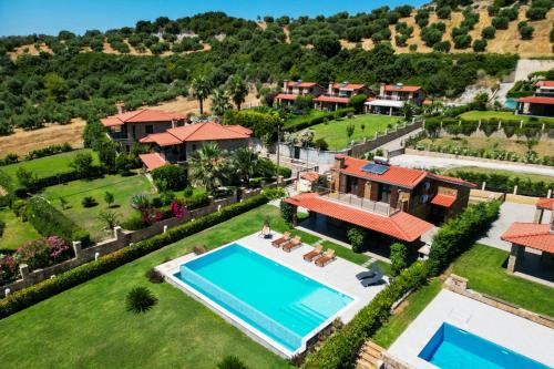 una vista aerea di una villa con piscina di Blue Dream Villa a Nea Skioni