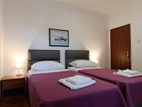 Postel nebo postele na pokoji v ubytování Apartments Valentina-B