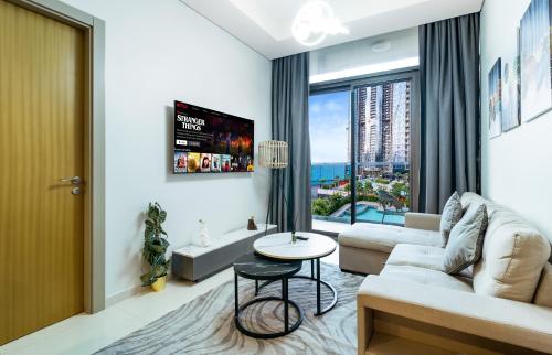 Cozy 2BR Pool & City Views