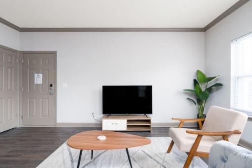 インディアナポリスにあるAffordable 1-Bedroom Apartment Keystoneのテレビとテーブルのあるリビングルーム