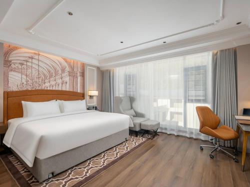 Ein Bett oder Betten in einem Zimmer der Unterkunft Vienna International Hotel--Free Shuttle Service to East Gate of forest park,Free Chinese-western Breakfast,Free Freah Coffee,Free Self-Service Laundry & Drying, Attraction Tickets Serivce in advance