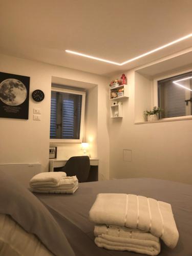 a bedroom with a bed with towels on it at Alloggio nel Borgo 3a in Monte San Pietrangeli