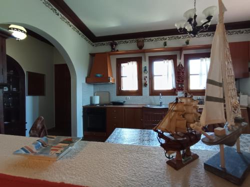 eine Küche mit einem Spielzeugboot auf einem Tisch in der Unterkunft Villa Lechonia in Káto Lekhónia