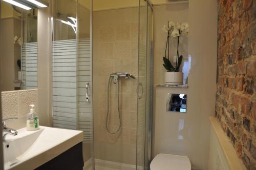 A bathroom at BE WELL 3-Rooms Apartment with Parking and Garden