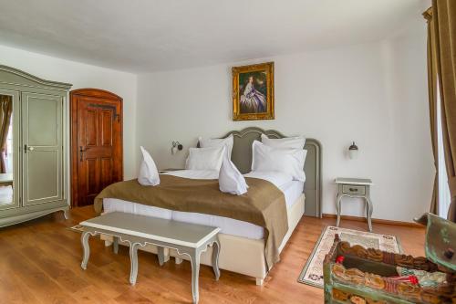 a bedroom with a large bed and a table at Taschler Haus in Sighişoara