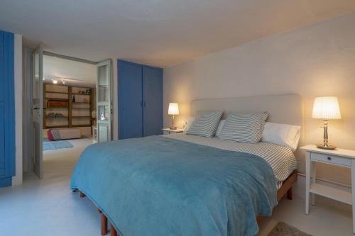 ein Schlafzimmer mit einem großen Bett mit zwei Tischen und zwei Lampen in der Unterkunft Vivelorural Casita Vintage, Santa Brígida in Santa Brígida