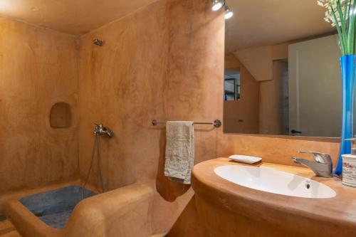 ein Badezimmer mit Badewanne, Waschbecken und Spiegel in der Unterkunft Vivelorural Casita Vintage, Santa Brígida in Santa Brígida