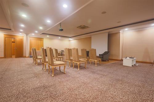 Χώρος καθιστικού στο The Sign Kocaeli Thermal Spa Hotel &Convention Center