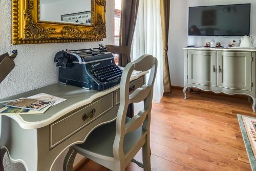 a room with a desk with a typewriter on it at Taschler Haus in Sighişoara