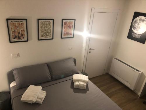 a living room with a couch with towels on it at Alloggio nel Borgo 3a in Monte San Pietrangeli