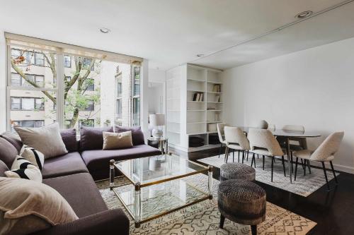 Ruang duduk di Private Penthouse w Roof Oasis