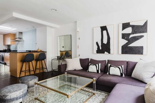 Ruang duduk di Private Penthouse w Roof Oasis