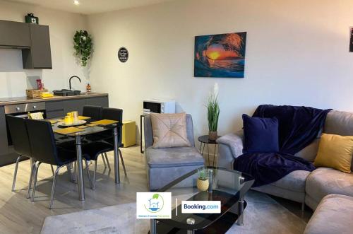 Et opholdsområde på Two Bedroom Apartment By Green Haven Escapes Serviced Accommodation & Short Lets In Bradford Canal Road Contractors With Free WiFi