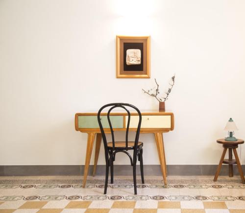a chair sits in front of a wooden desk at Casa Terracotta in Matera
