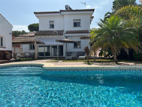 una gran piscina frente a una casa en Azafama Buena, en Chiclana de la Frontera