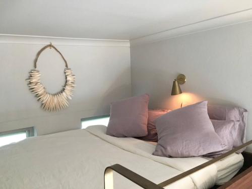 En eller flere senge i et værelse på Surfers' Loft Tamarama - direct access to the beach