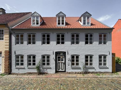a white house with a red roof at Ferienwohnung 2, Schlaf-Gut-Johannis, Flensburg in Flensburg