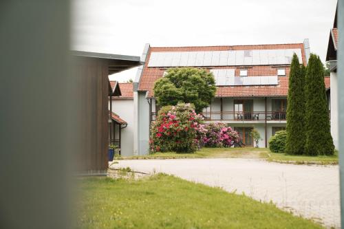 a view of a building with flowers in a yard at Hotel Sonnenhof - Tante ALMA`s Sommerfrische in Sonnen