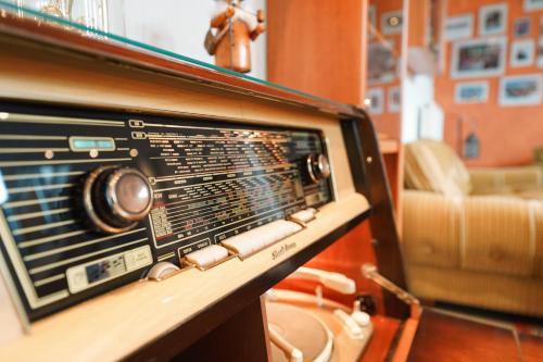 an old radio sitting on top of a table at Hotel Sonnenhof - Tante ALMA`s Sommerfrische in Sonnen